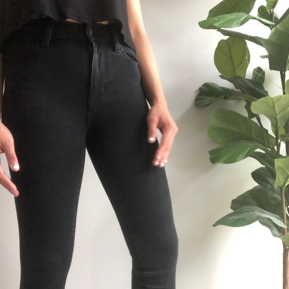 Black super high-waisted jeans